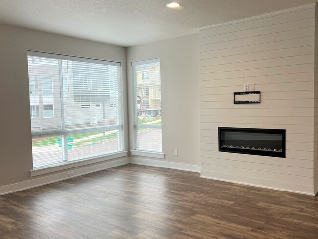Building Photo - NOW SHOWING - PRISTINE Three Bedroom Mount... Rental