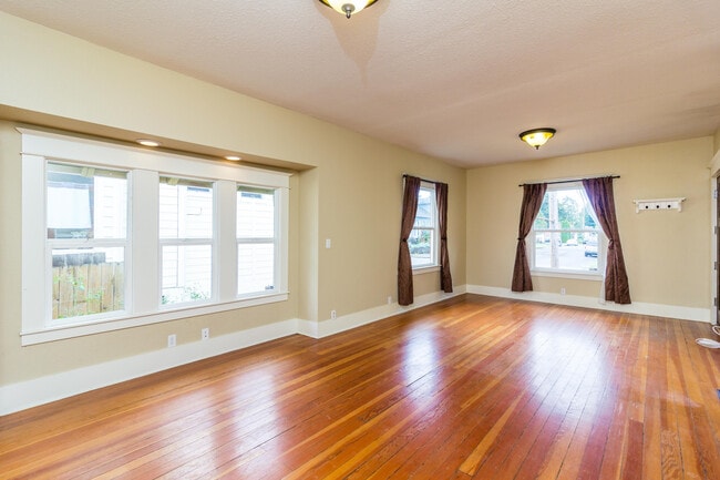 Photo - Updated and Fresh 3 Bedroom 2 Bath in Des...
