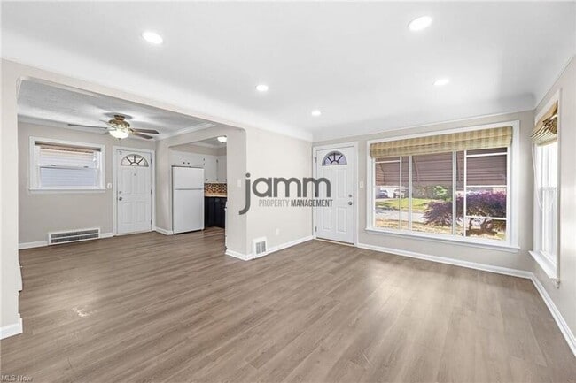 Photo - 1653 Woodhurst Ave