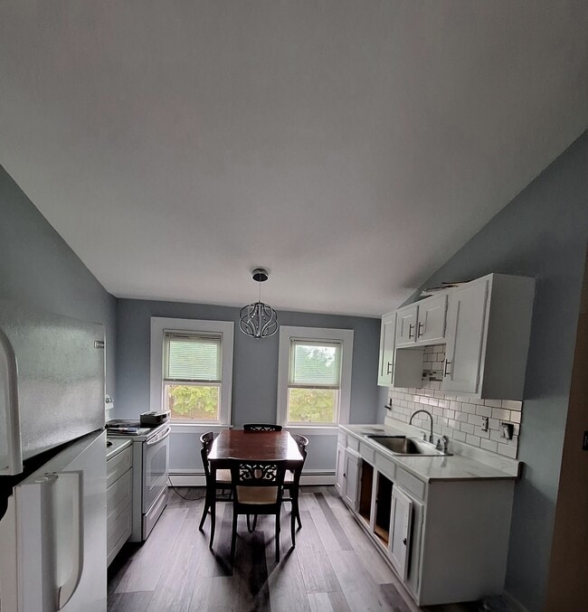 Photo - 125 Hemlock St Unidad 2nd flr