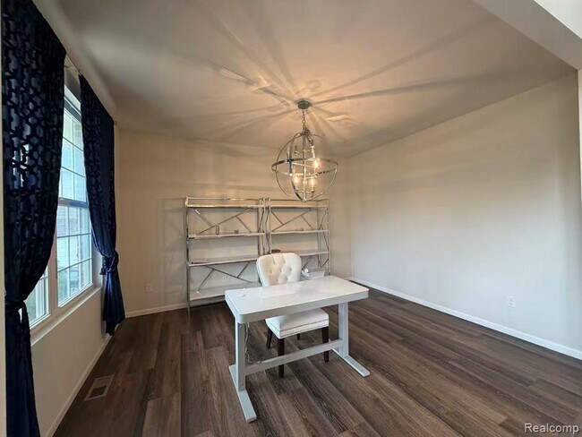 Photo - 5791 Northford