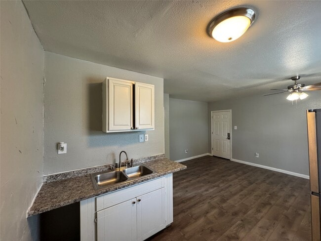 Building Photo - 2705 Lorraine St Unit 21
