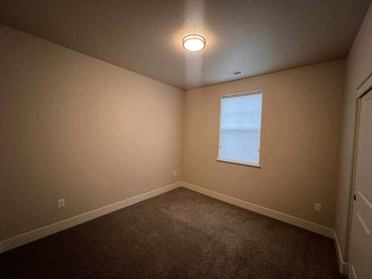 Photo - 335 Cattail Cir