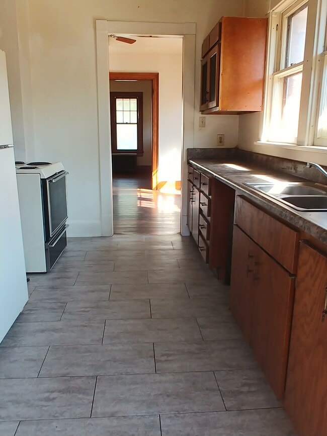 Photo - 154 S Main St