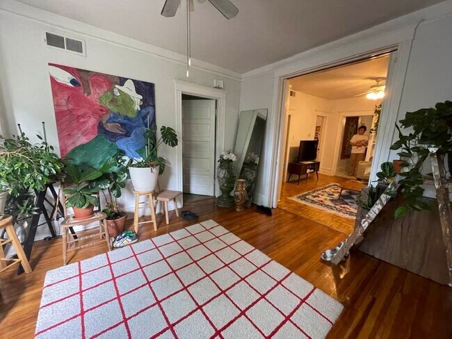 Living Room - 2106 W Fletcher St Unidad 1