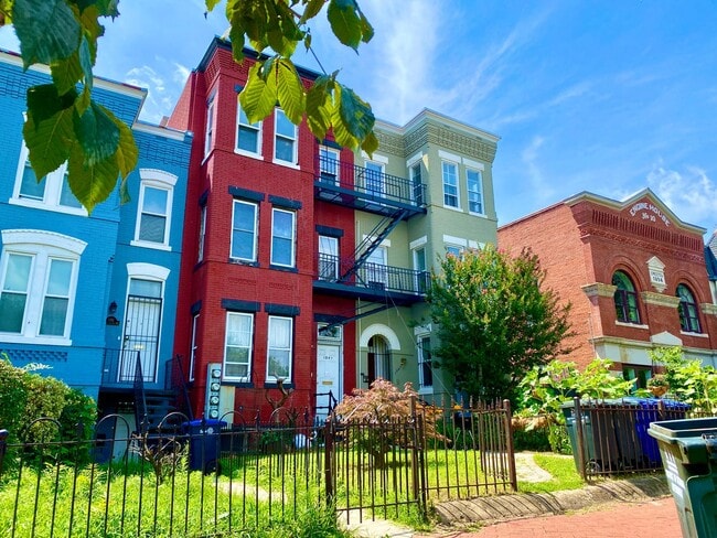 Building Photo - Spacious 2 Bed Plus Den - 1 Bath - Capitol... Rental