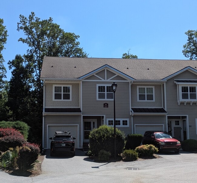 Building Photo - 64 Foxden Dr Unit 201