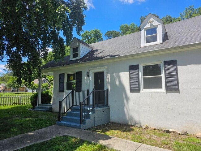 Building Photo - Updated 2 Bedroom, 1 bath with Large Backyard!