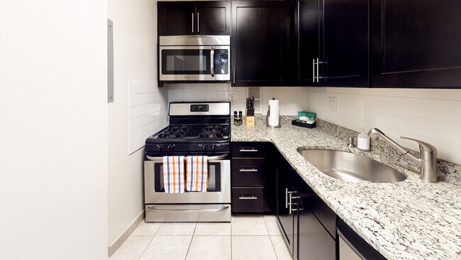 2BR, 1.5BA - 818SF