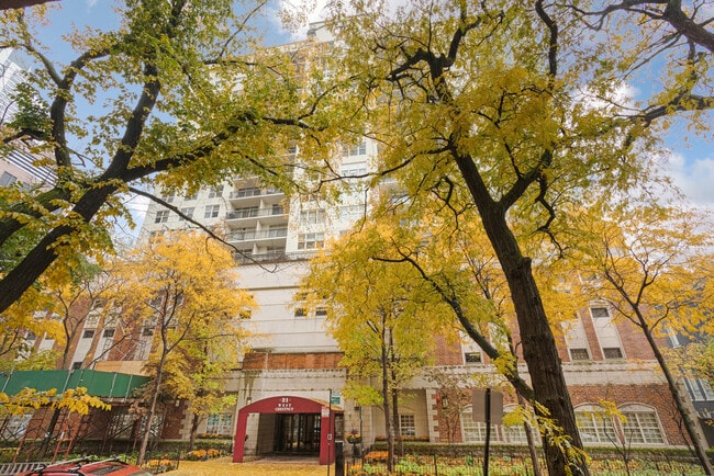 Building Photo - 21 W Chestnut St Unit 1106