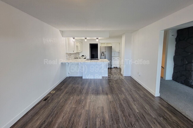 Photo - 444 Greenbrook Pl