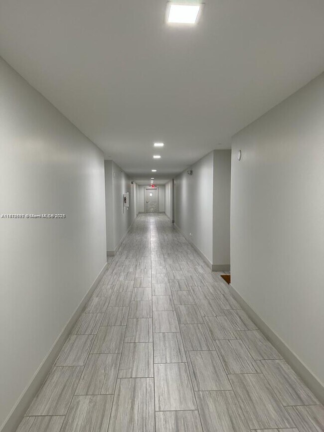 Photo - 303 Racquet Club Rd Unidad 213