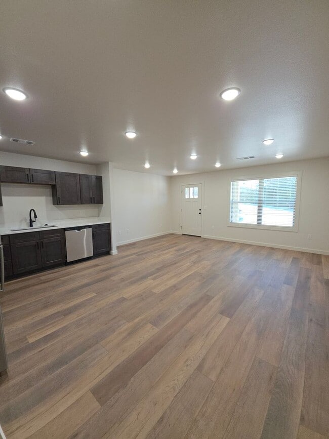 Photo - 703 W 12th St Unit B