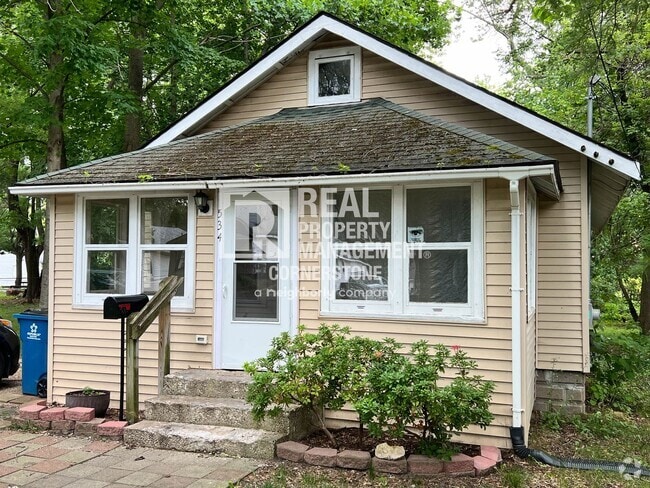 Building Photo - Charming 2-Bedroom Home with Spacious Yard
