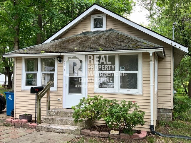 Charming 2-Bedroom Home with Spacious Yard - Charming 2-Bedroom Home with Spacious Yard