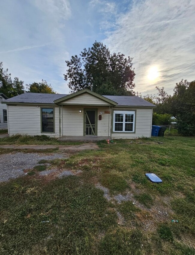 Building Photo - 3 Bedroom House Available