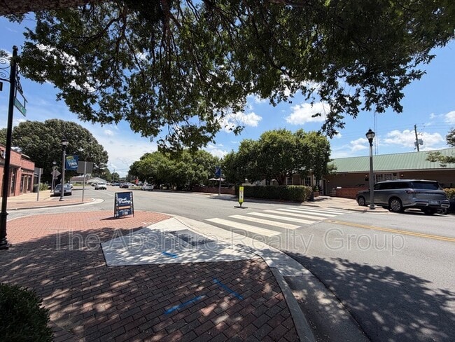 523 E Broad St Unidad B - 1