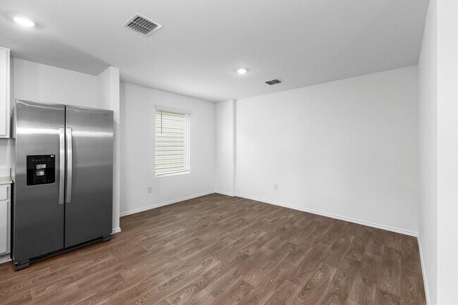 Photo - 456 Sandringham Lp