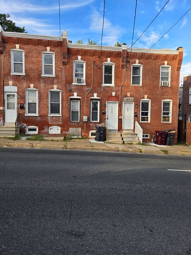 Building Photo - 2 Bedroom 1 Bath Townhouse