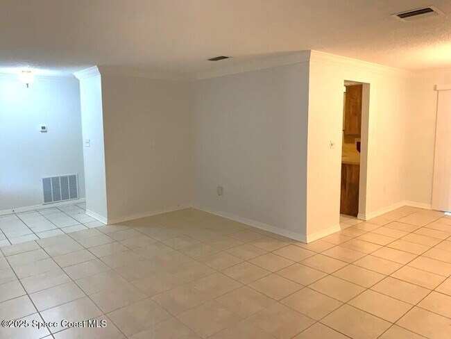 Photo - 626 Fairhaven St NE
