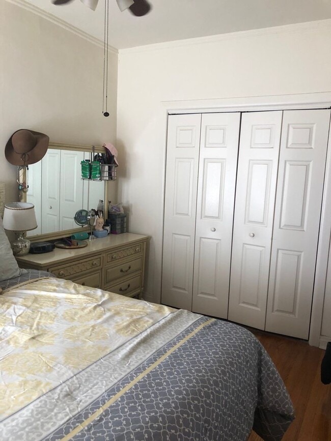 Photo - Sun-drenched Roscoe Village with sunny patio and yard Unit 3504-2