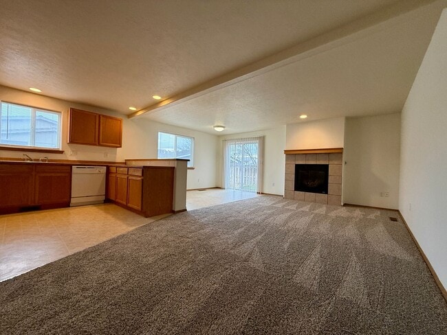 Building Photo - COME TAKE A LOOK AT THIS SPACIOUS TOWNHOME IN REDMOND!