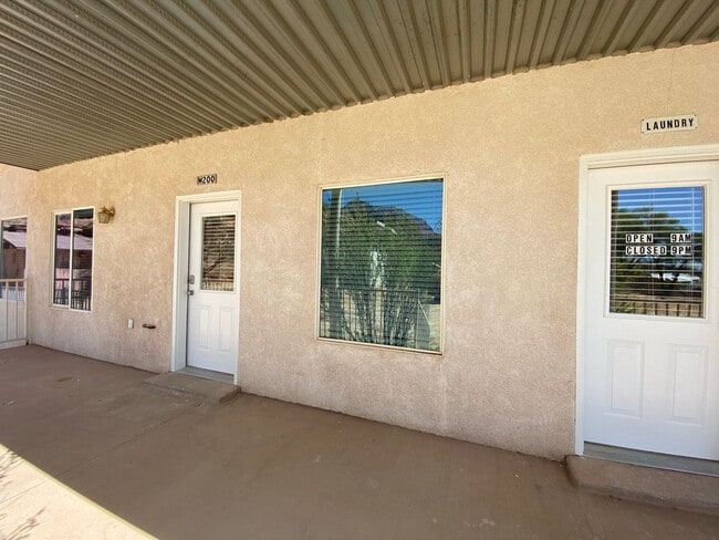 Building Photo - *utilities included* 3 bed 1 bath apartmen...