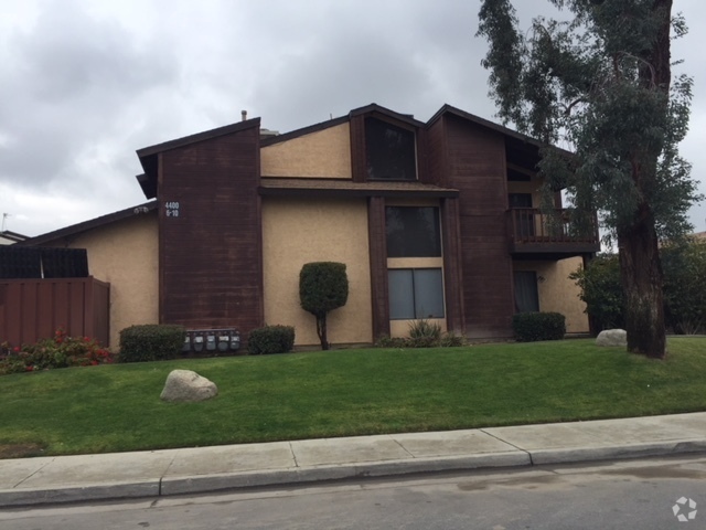 Building Photo - Beautiful 2 Bedroom Townhouse in Bakersfield!