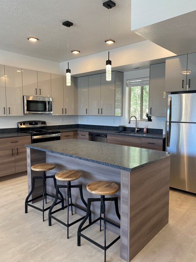 Socialize in the Kitchen - Whisperwood Rental