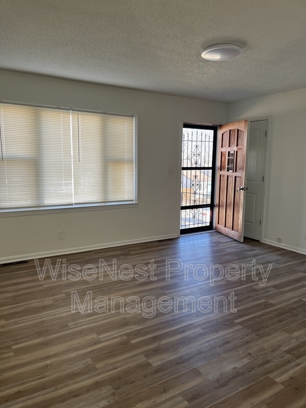 Photo - 805 W 39 St N