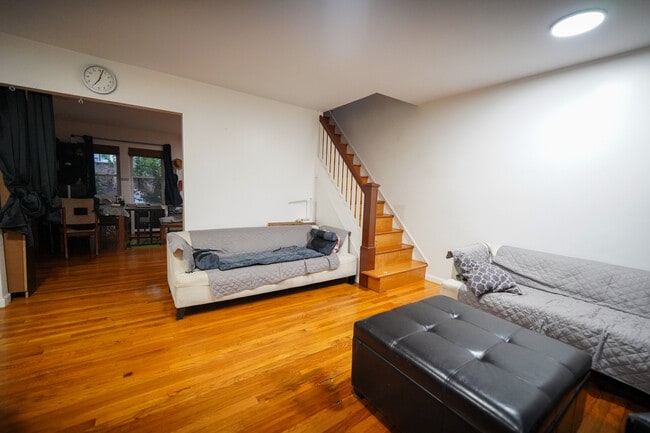 Living room as one enters the house - 1st floor - 6776 Dartmouth St