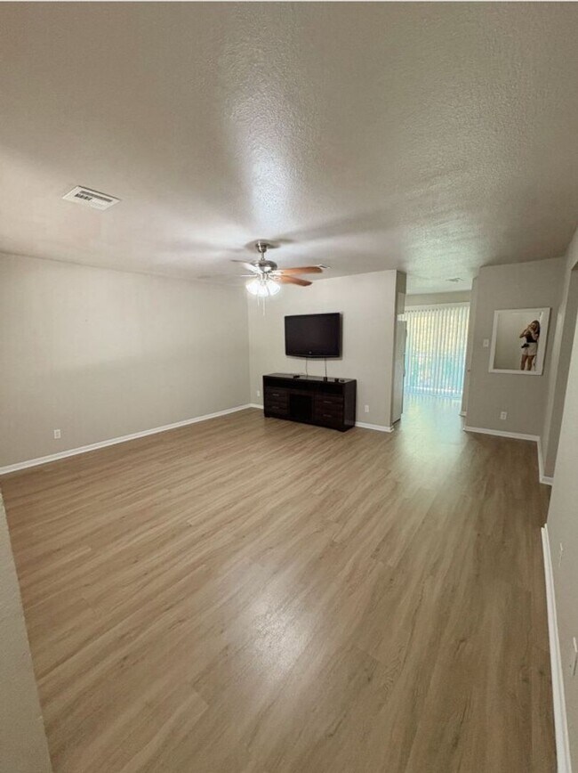 Photo - 204 W Mockingbird Ln Unidad D