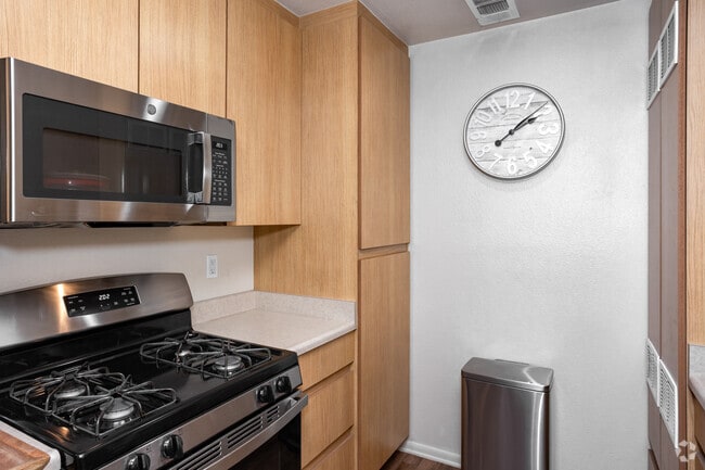 3BR, 2BA - 1,211SF - Kitchen