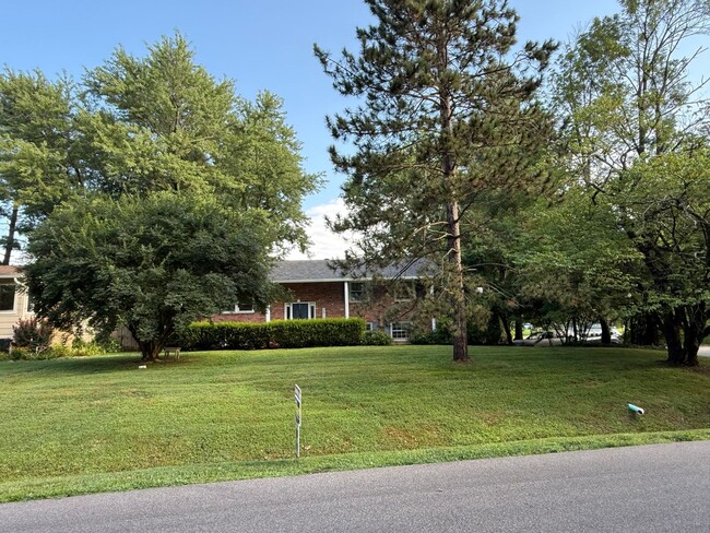 Photo - 4 BEDROOM AVAILABLE NOW!! MONTHLY RENT IS ...