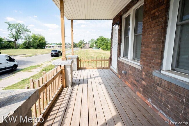 Photo - 1668 Blaine St