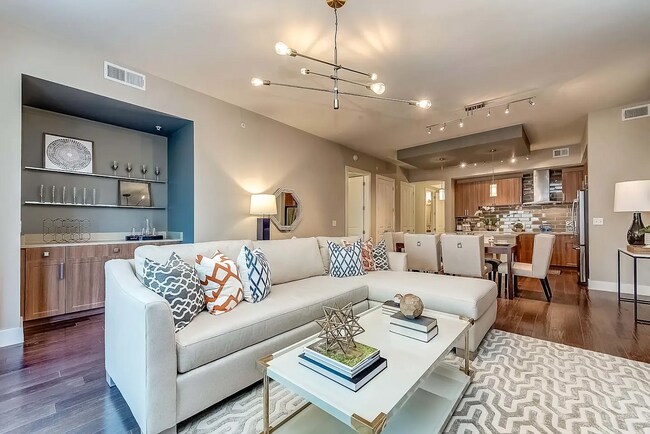 Photo - Designer Interiors. Premier Location. Effo... Unidad CHV