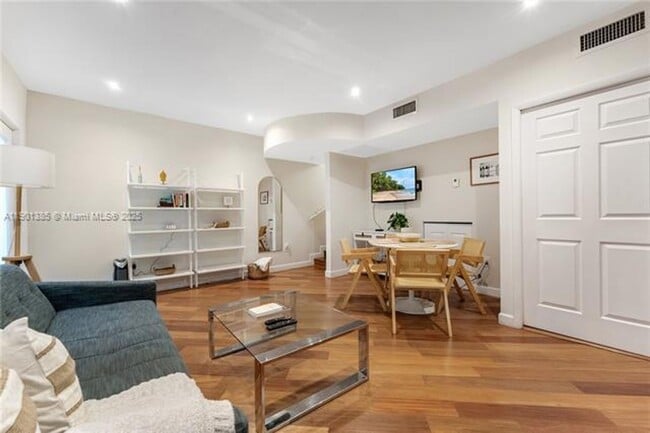 Building Photo - 927 Euclid Ave Unit 927 Euclid Ave  6