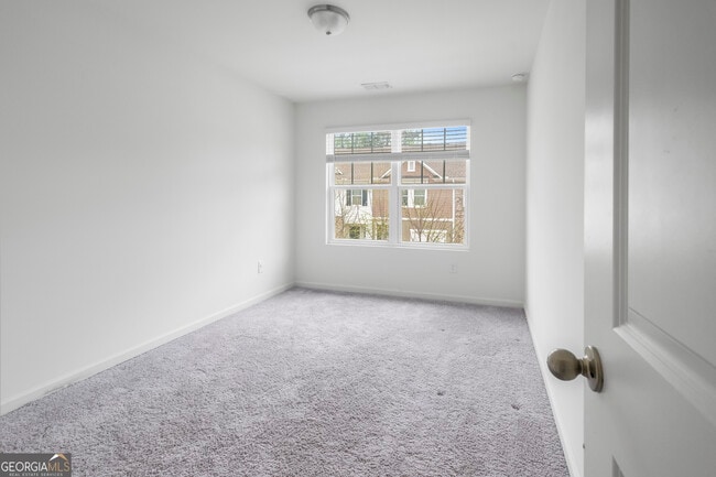 Photo - 1677 Vernon Blvd