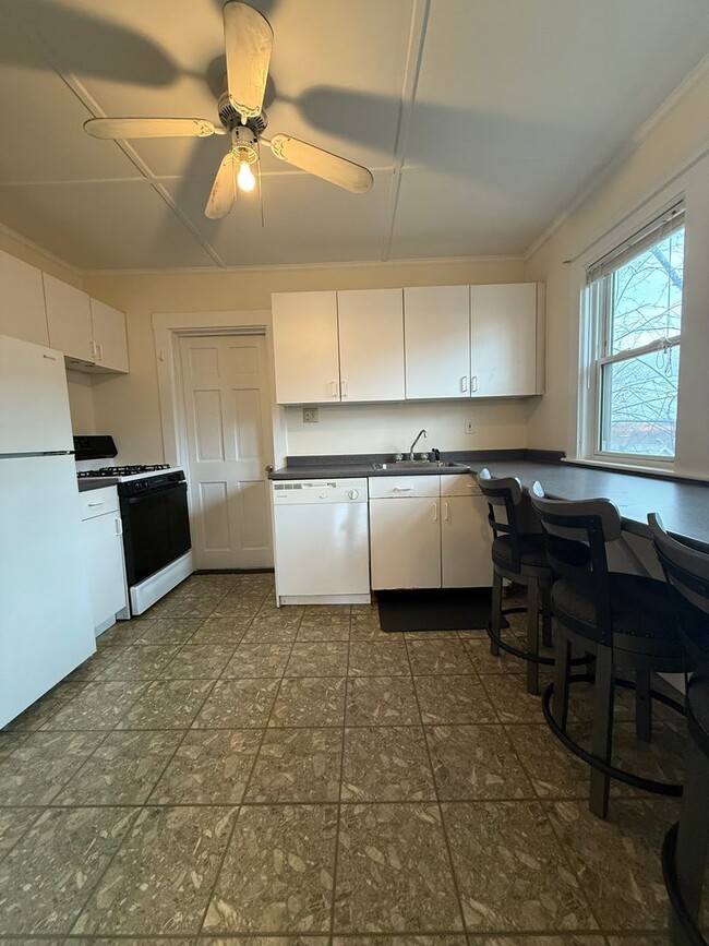 Spacious, Sunny and Updated Brighton / Oak... - Spacious, Sunny and Updated Brighton / Oak... Condo