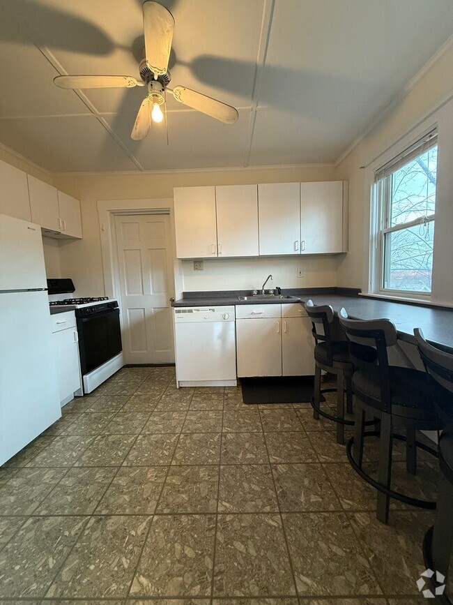 Building Photo - Spacious, Sunny and Updated Brighton / Oak... Rental