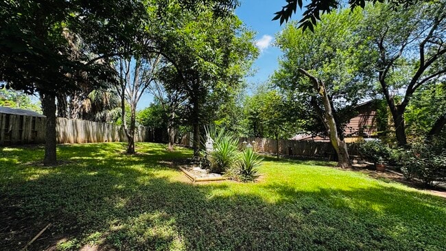 Building Photo - 2506 Valley Dr