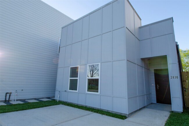 Photo - 2830 Mansfield St