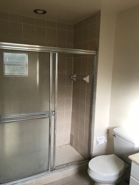 Master bath - 505 SE 6th Pl