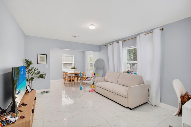 Photo - 614 N E St Unidad #1