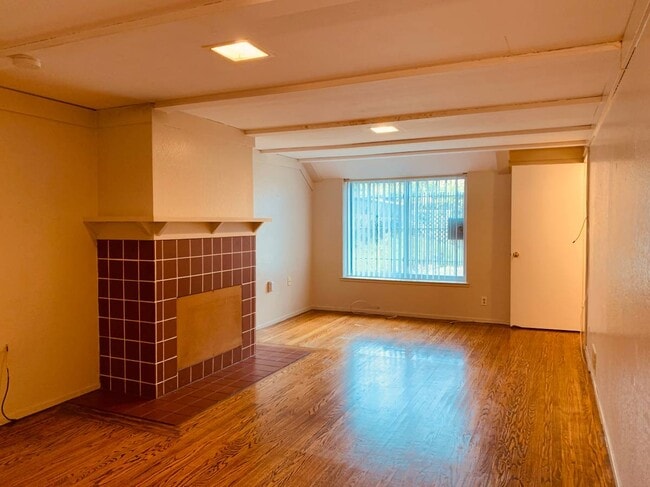 Building Photo - 311 El Dorado Dr Unit 2 - Lower Level Large Room
