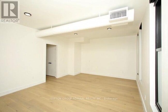 Photo - 535 Yonge St