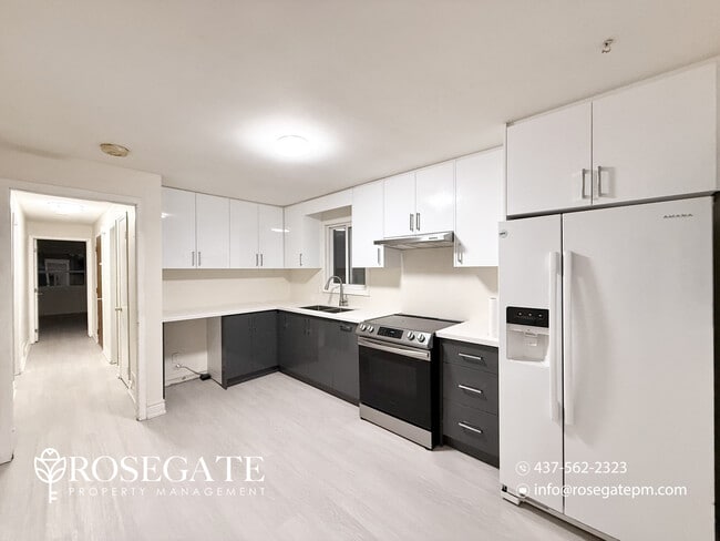 Photo - Spacious 2-Bedroom Main Level Apartment with In-Unit Laundry & Parking – Scarborough Unité 3