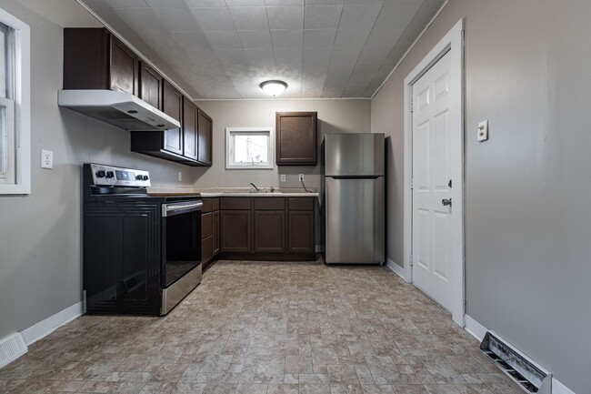 Building Photo - 3 Bedroom House