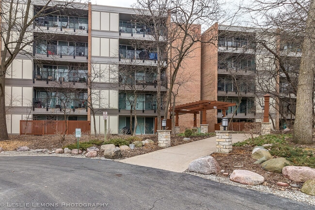 Building Photo - 5900 Oakwood Dr Unit 4D