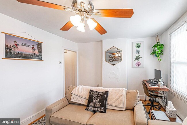 Building Photo - 330 W 3rd Ave Unit 2